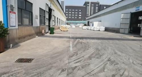 耐碱羧甲基淀粉钠产品装车过程中的工作人员