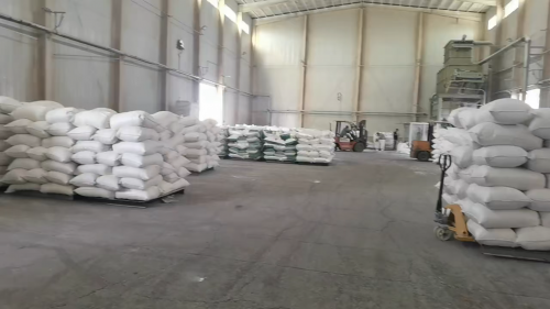 山东省淄博市工厂内，高纯度羧甲基纤维素钠（CMC）产品整齐堆放在卡车上，准备发货。