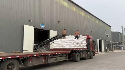 工厂厂区内羧甲基纤维素钠产品装车准备发货