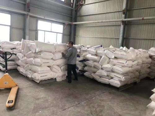 工厂员工正在装车运输羧甲基纤维素钠产品