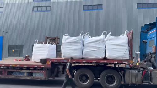 叉车在山东淄博工厂内装载羧甲基纤维素钠产品，准备发往广东市场。